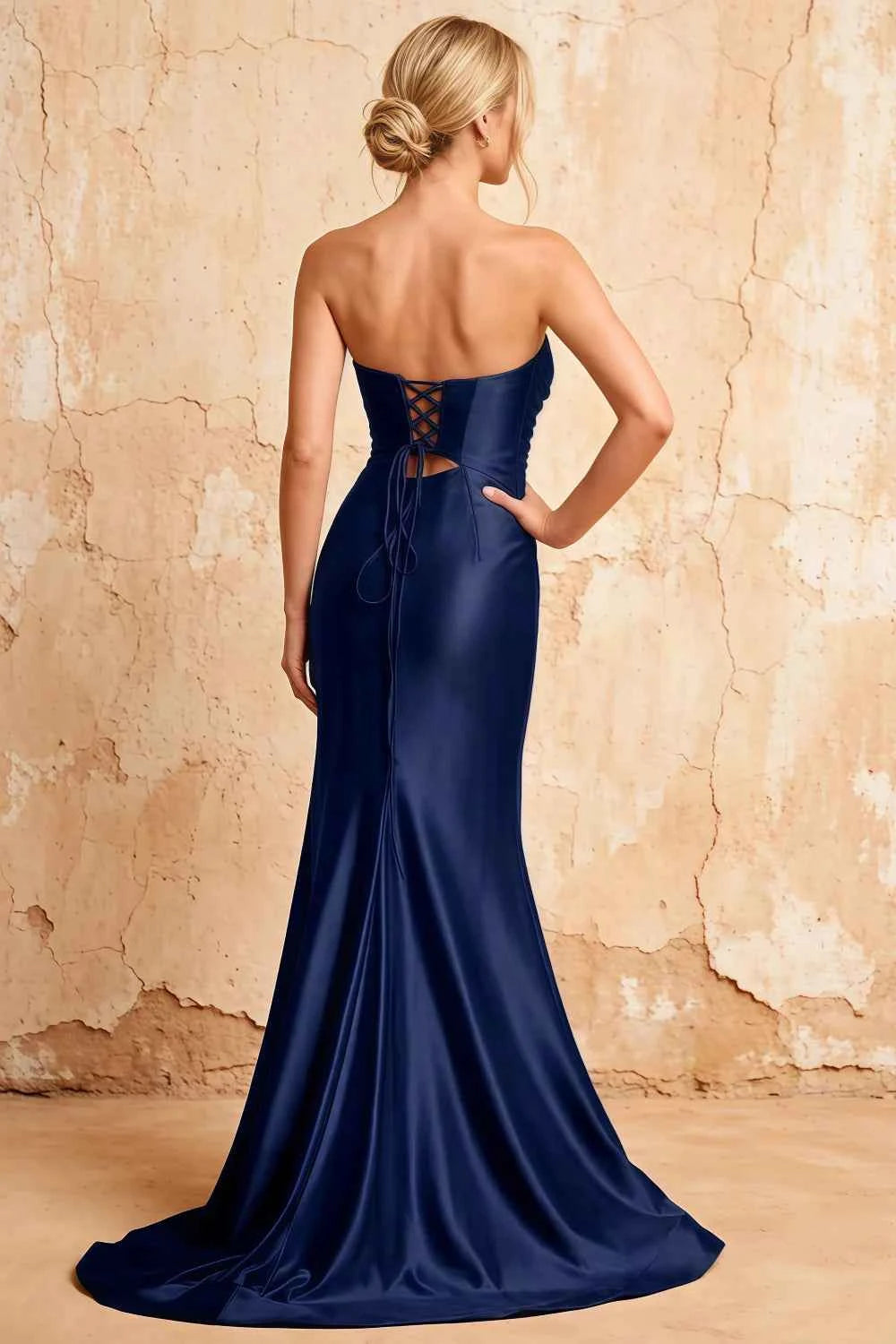 Vestido largo de satén azul marino Karina con aberturas y corte sirena Imagen secundaria del producto