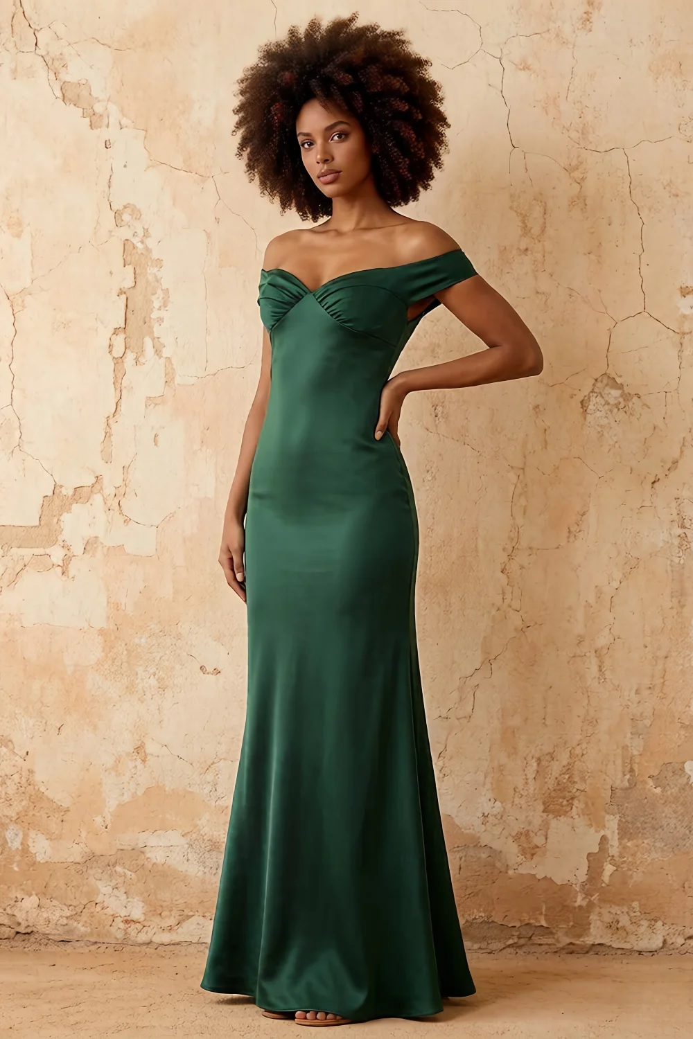 Vestido largo de satén verde esmeralda con hombros descubiertos Marina
