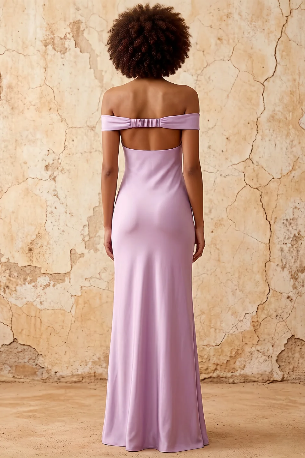 Vestido largo de satén lila de Marina con hombros descubiertos
